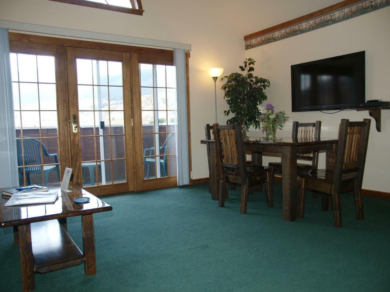 Deluxe King Suite,781416927:JPEG